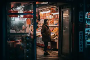 botter17_a_woman_standing_in_a_small_grocery_shop_evening_low_l_4d7474dc-433e-4674-ad9e-d0aa21ede72a.png