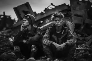 botter17_black_and_white_photo_of_2_victims_of_war_sitting_on_t_408a1a53-2361-4115-a5dc-7a761ec6e079.png