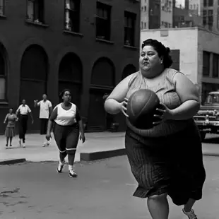 botter17_detailed_blackwhite_photo_of_a_chubby_women_playing_ba_684fe743-b676-4286-9ddb-1e03d35d9649.png