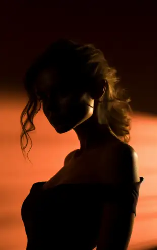behindthecouch_Silhouette_of_a_woman_backlight_hasselblad_fujif_6d788519-ec64-4d29-b3de-ddf3475e7f35.png